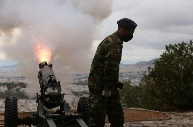 28η Οκτωβρίου: Μπλόκαρε το κανόνι σε ζωντανή μετάδοση στον Λυκαβηττό